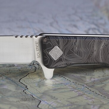 Ніж Ocaso "Solstice", Engraved titanium, Topo Pattern, Satin